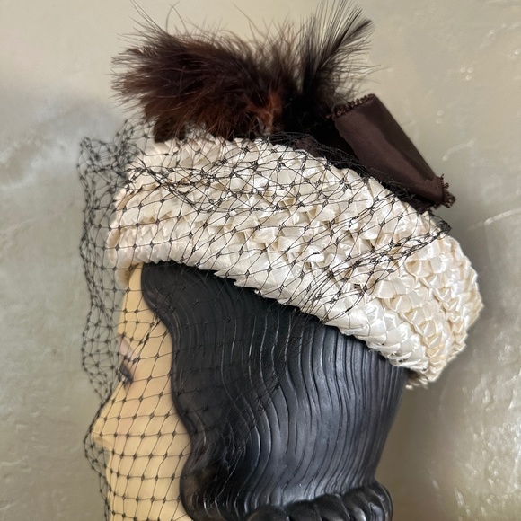 ELEGANT 1960S\' OFF-WHITE STRAW HAT WITH BROWN FEATHER TRIM + VEIL